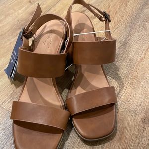 Never been worn universal thread shoes